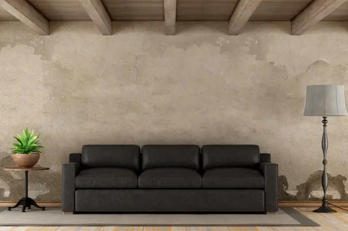 Dinding Semen dan Sofa Hitam untuk Tampilan Monokrom yang Elegan